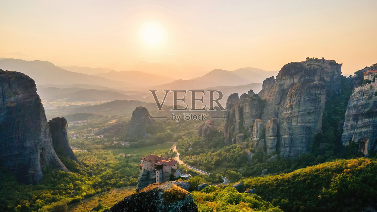 无人机拍摄的希腊日落时的迈泰奥拉照片摄影图片