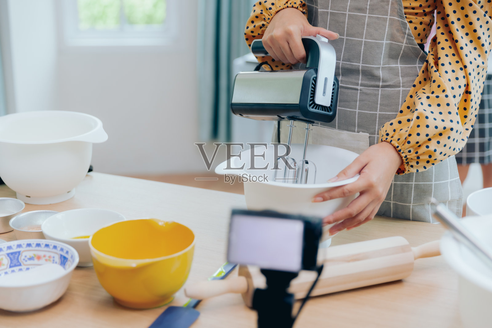 视频博主或有影响力的小型企业在网上传播烹饪概念照片摄影图片