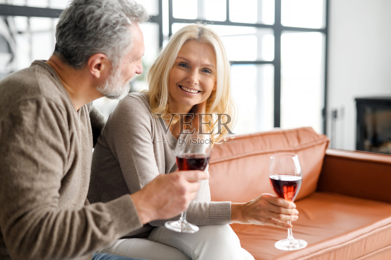 和谐成熟的新婚夫妇，酒伴浪漫约会照片摄影图片