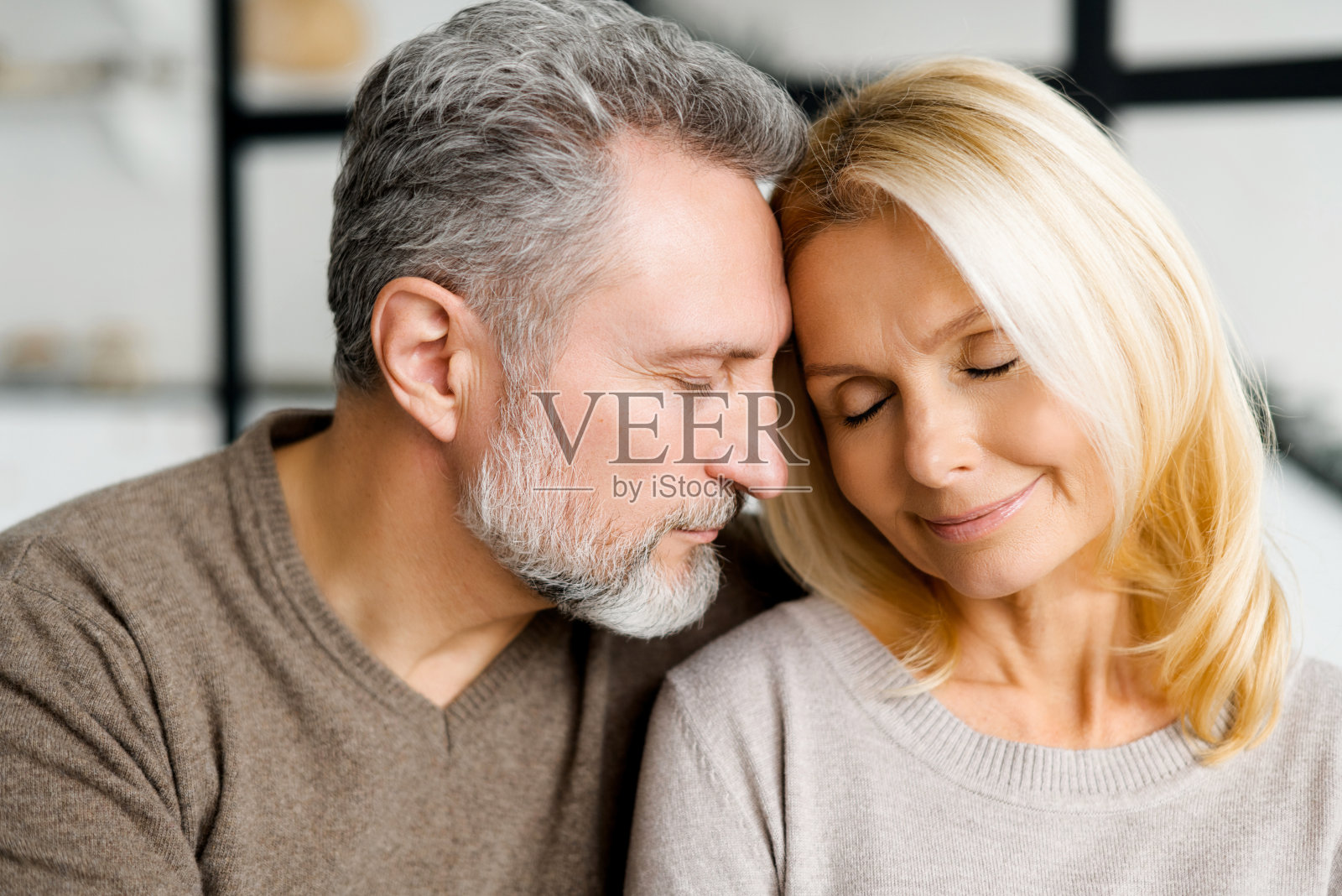 温柔的肖像浪漫宁静的中年夫妇在拥抱在家里照片摄影图片