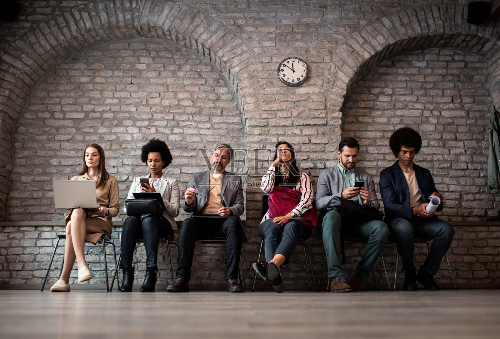 等待面试的商务人士。照片摄影图片