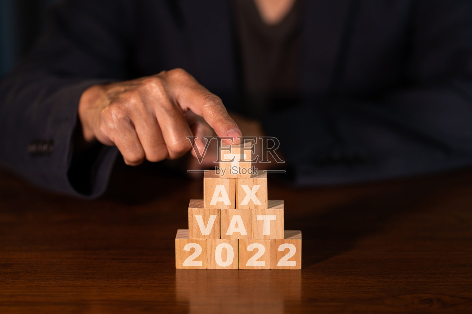 2022年手摸木块增值税。经营理念。照片摄影图片