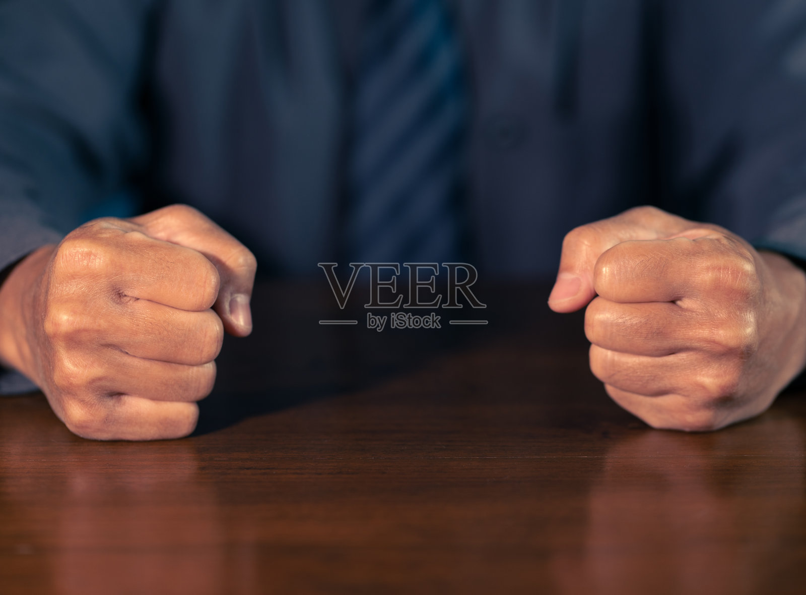 拳头的特写镜头。选择性集中照片摄影图片