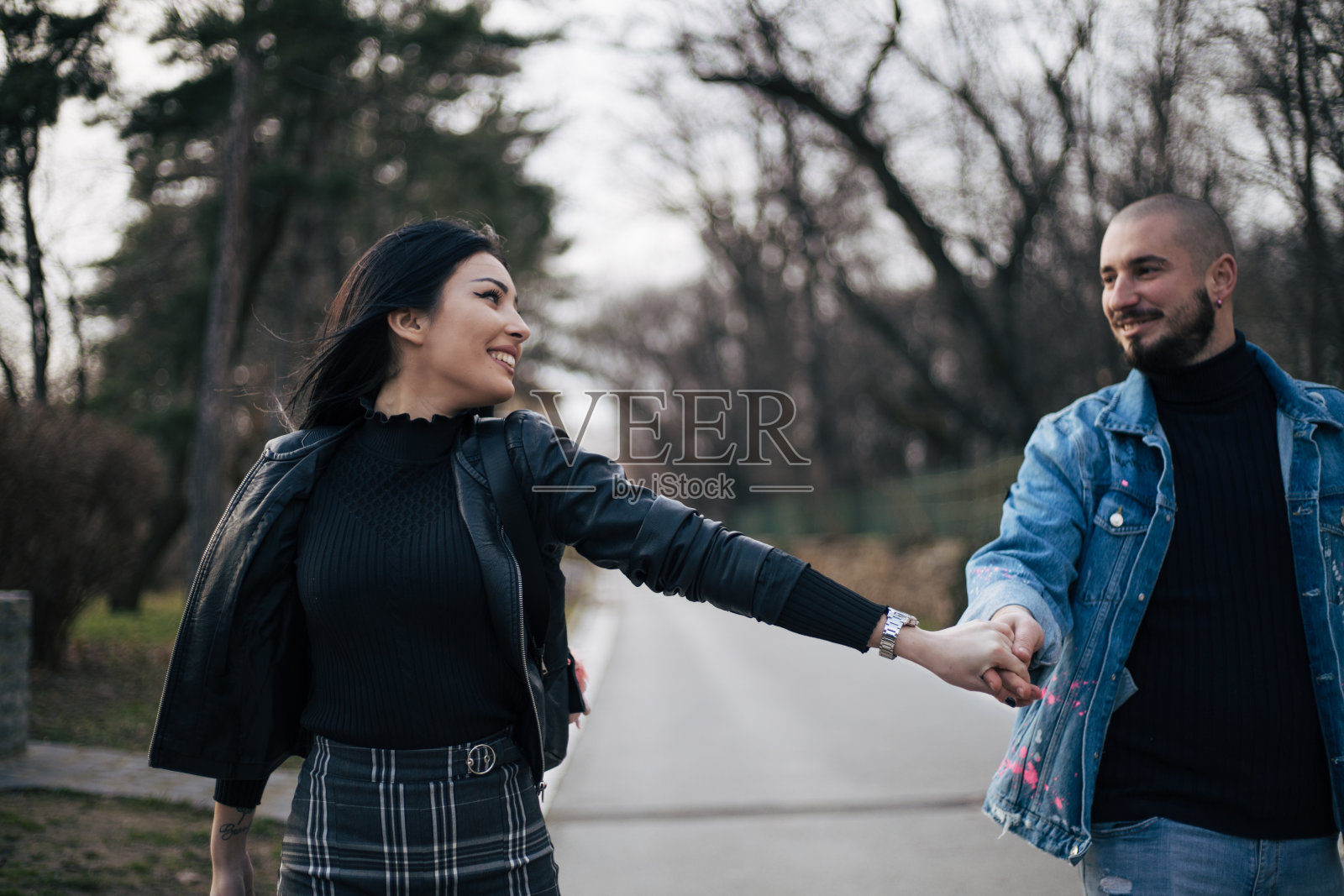 浪漫的年轻夫妇照片摄影图片