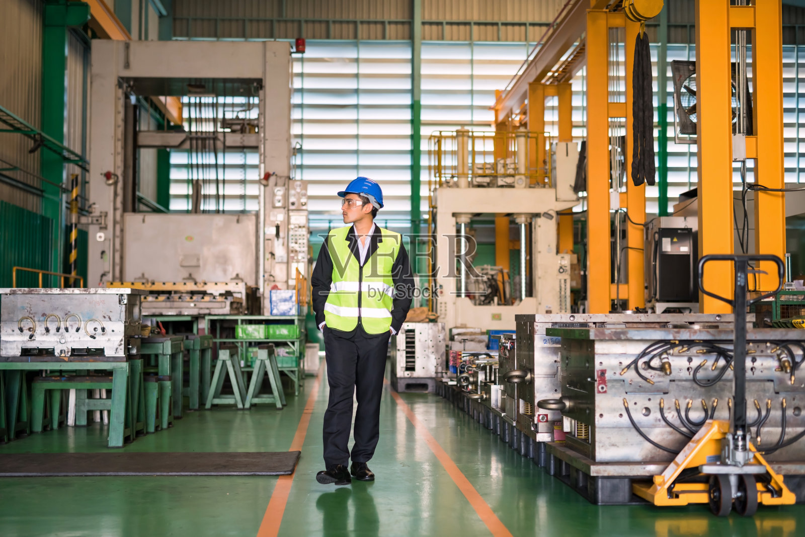 厂长步行检查五金设备照片摄影图片