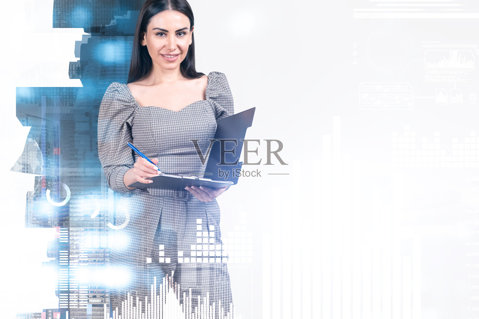女商人与剪贴板，条形图全息图和城市摩天大楼照片摄影图片
