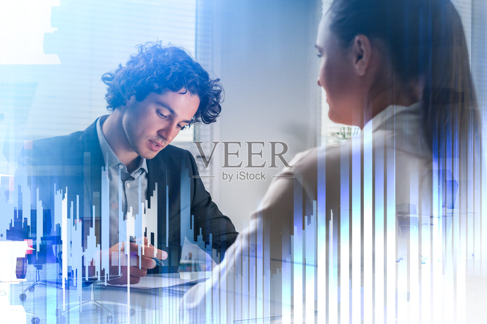 商务人士一起在办公室工作，分析股市照片摄影图片