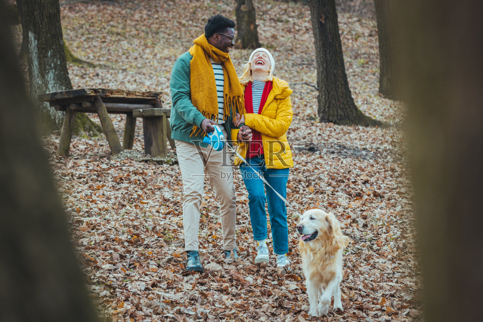夫妇和宠物狗在森林徒步旅行放松。照片摄影图片