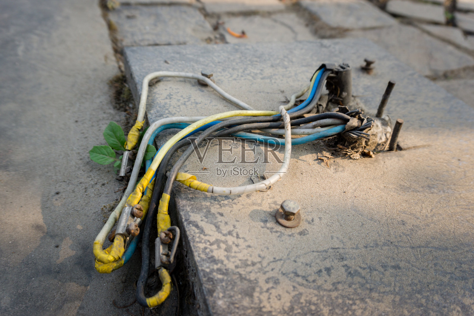 人行道上地下电线的特写镜头。照片摄影图片