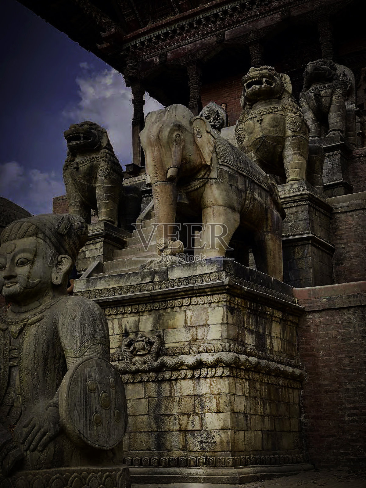 尼泊尔巴德岗的Nyatapola寺的古代大象雕像照片摄影图片