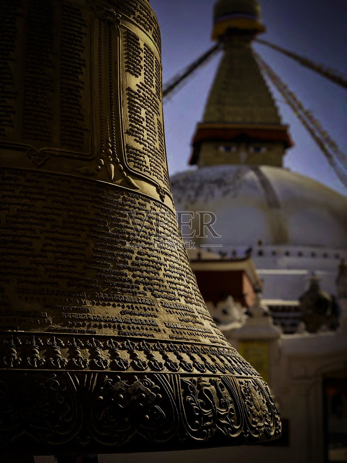 斯瓦扬布纳特寺巨大的祈祷钟在午后的阳光下闪耀照片摄影图片