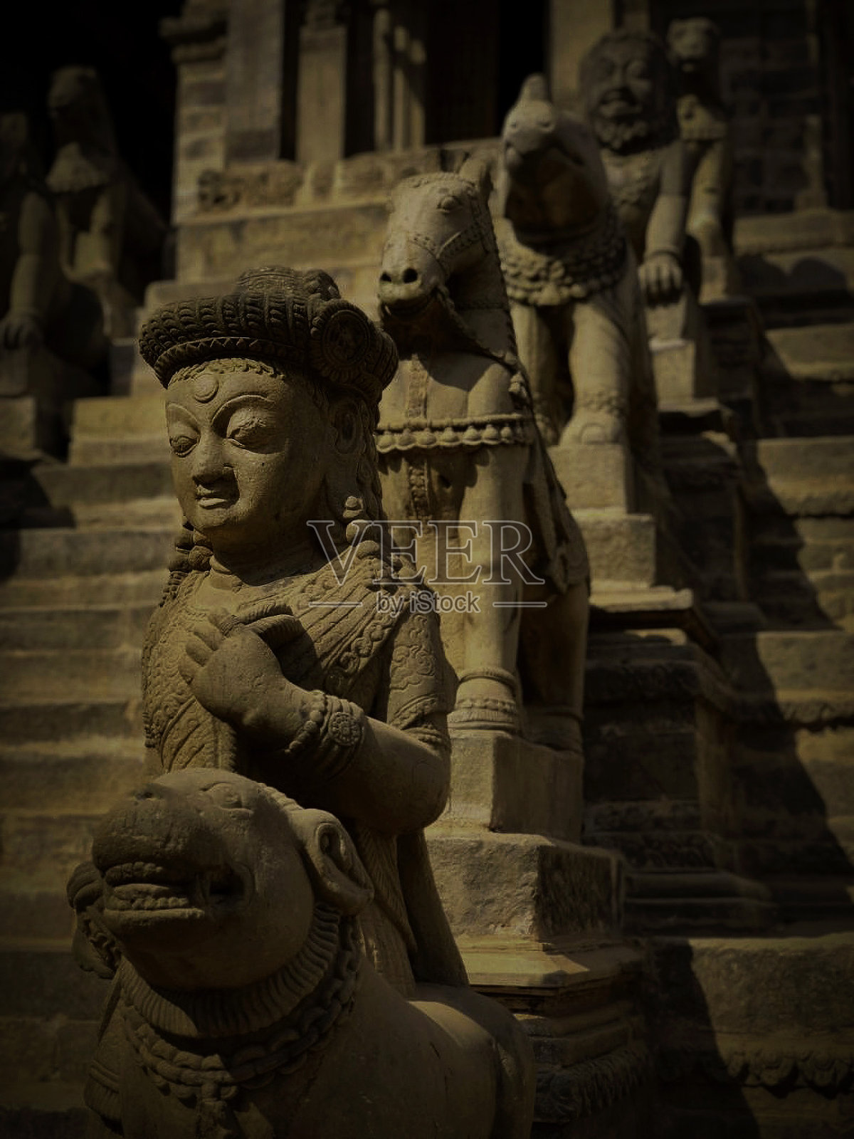 Nyatapola神庙阳光下的守卫战士照片摄影图片