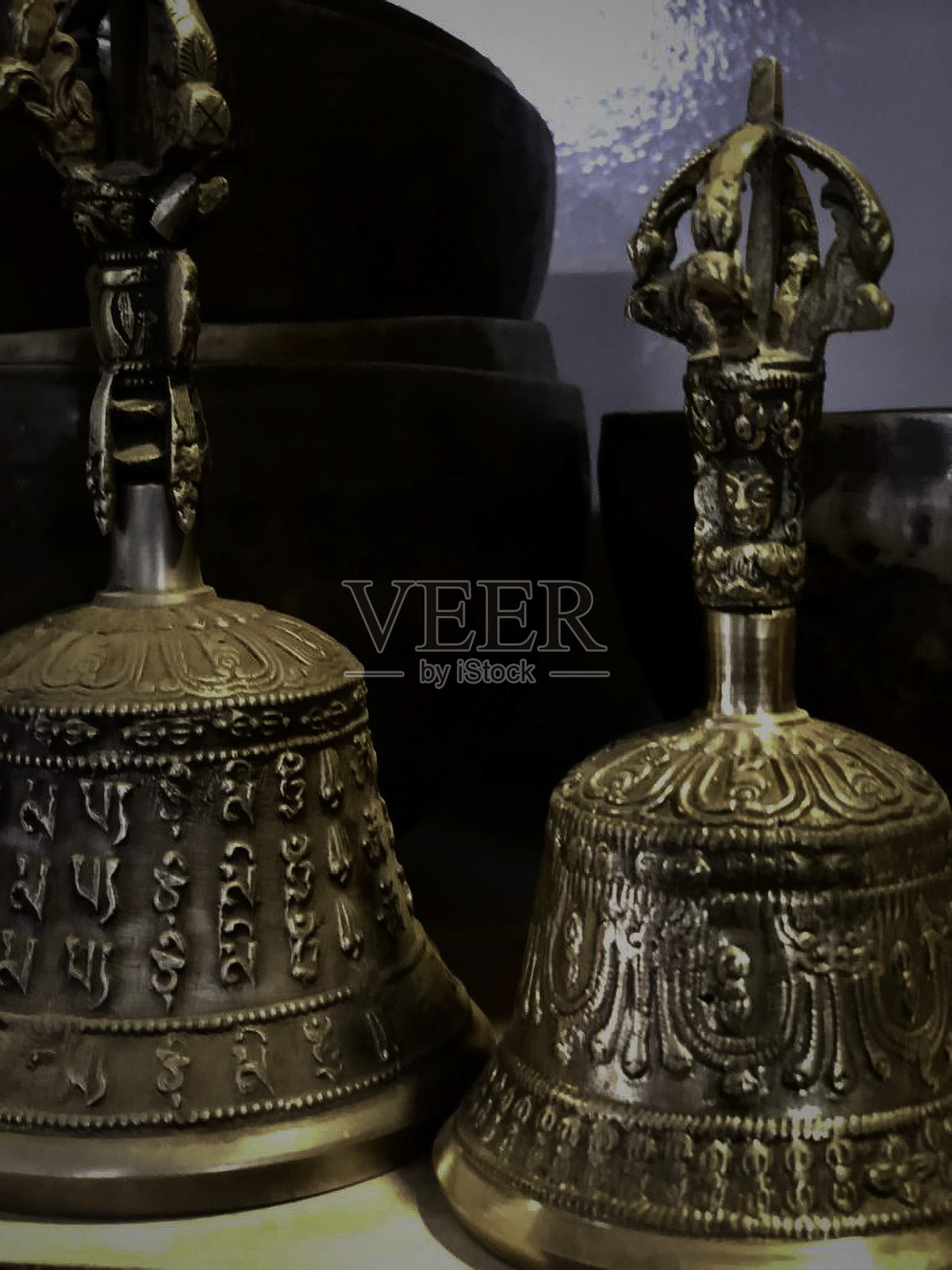 展出两个铜金刚钟照片摄影图片