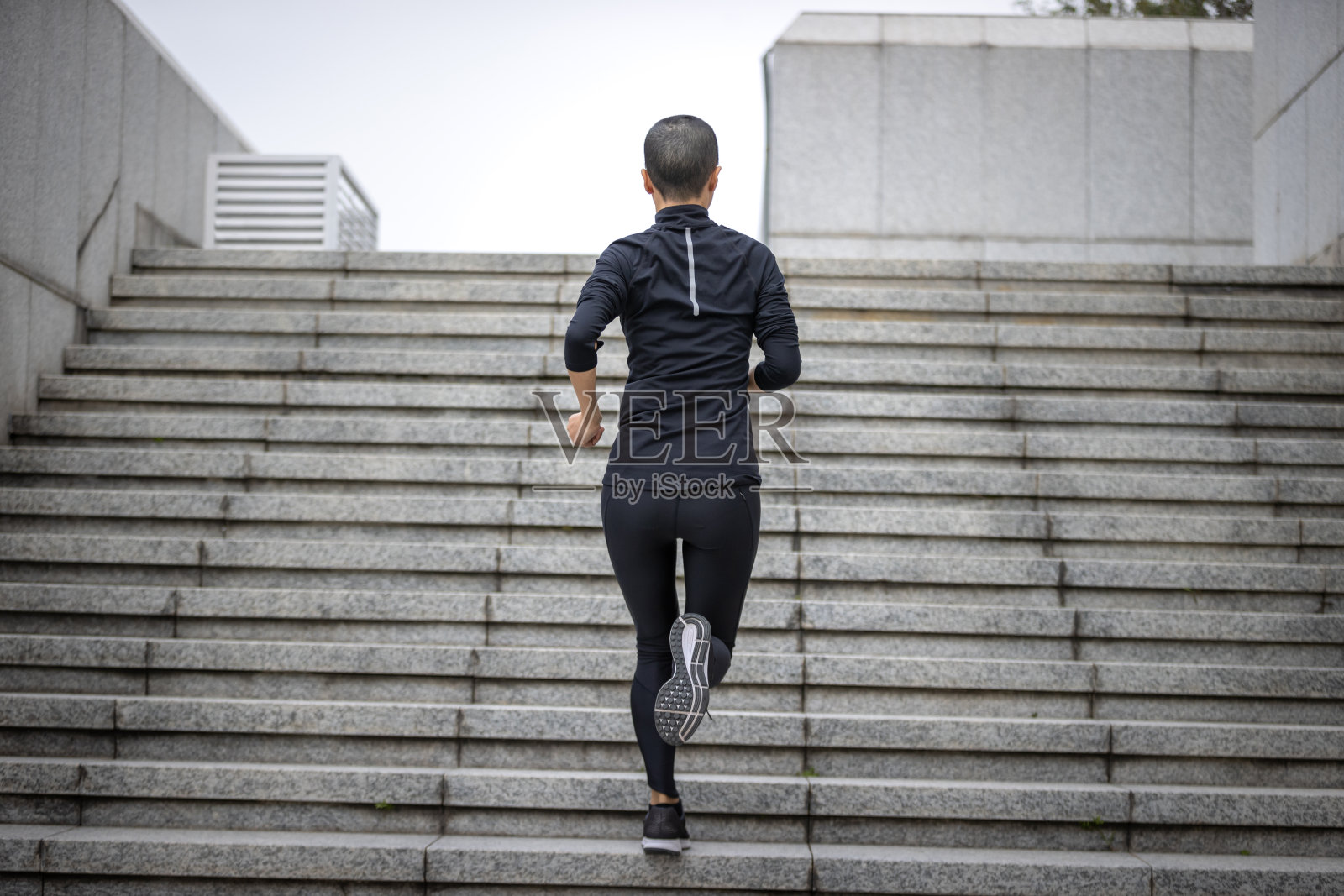 健身女在城里跑楼梯照片摄影图片