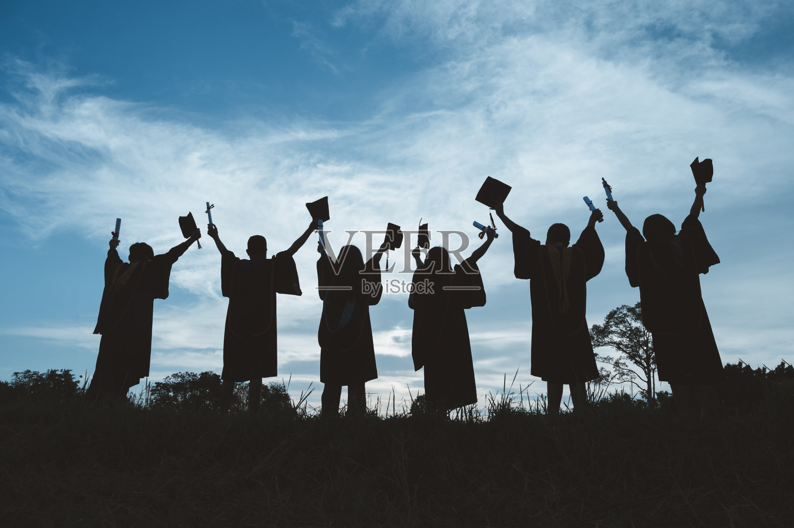 学生剪影庆祝教育毕业学生成功学习概念典礼在大学照片摄影图片