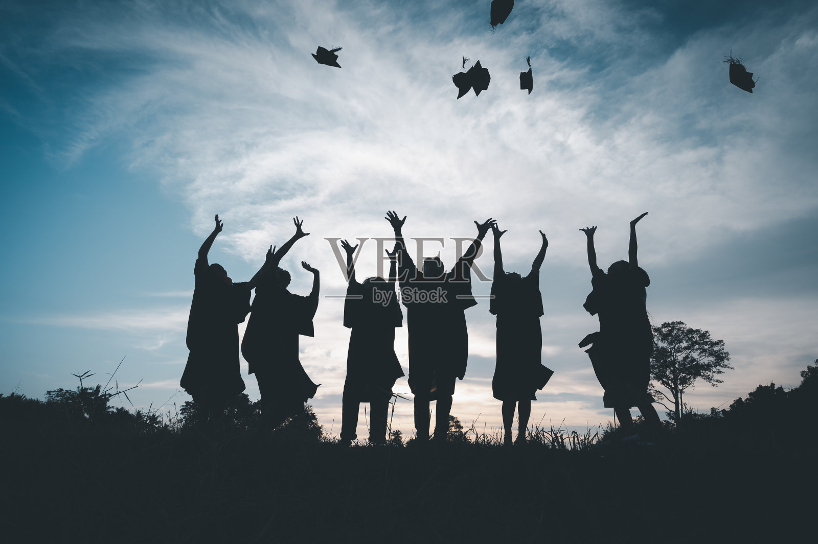 学生剪影庆祝教育毕业学生成功学习概念典礼在大学照片摄影图片