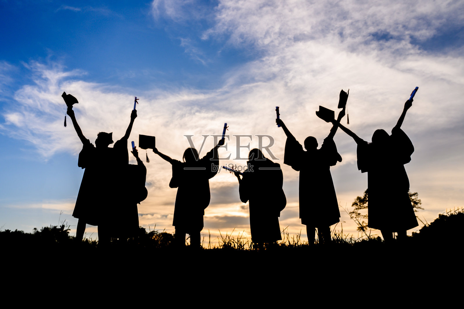学生剪影庆祝教育毕业学生成功学习概念典礼在大学照片摄影图片
