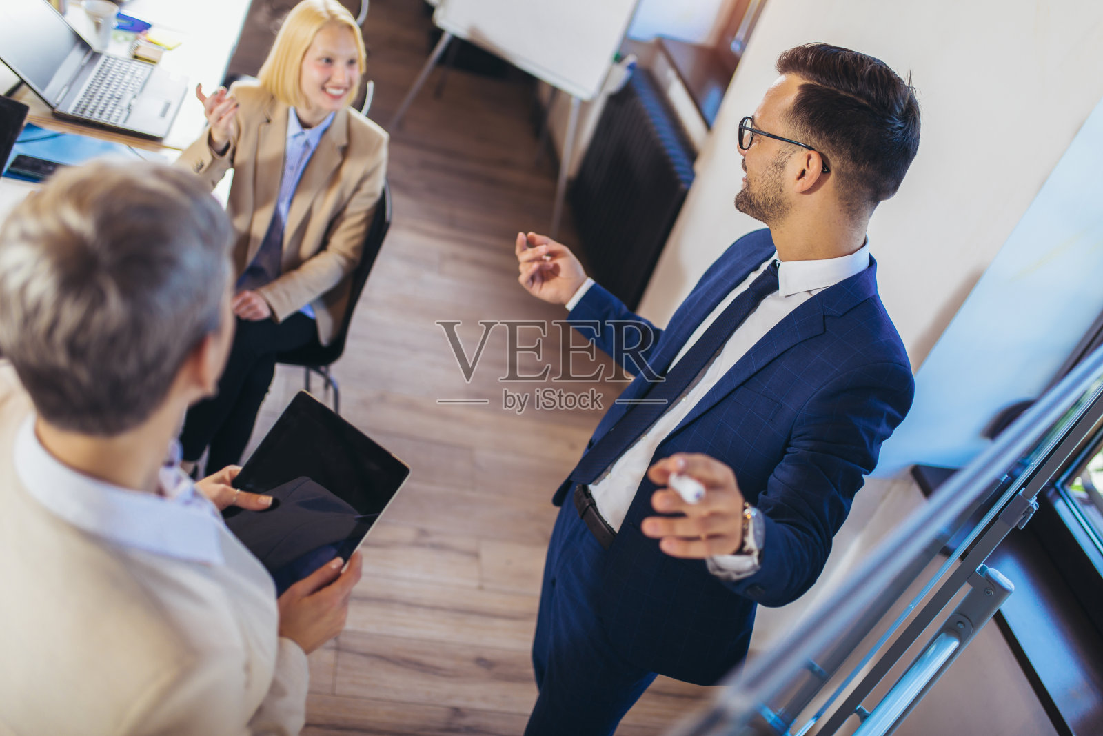 业务团队在办公室的白板上讨论新想法照片摄影图片