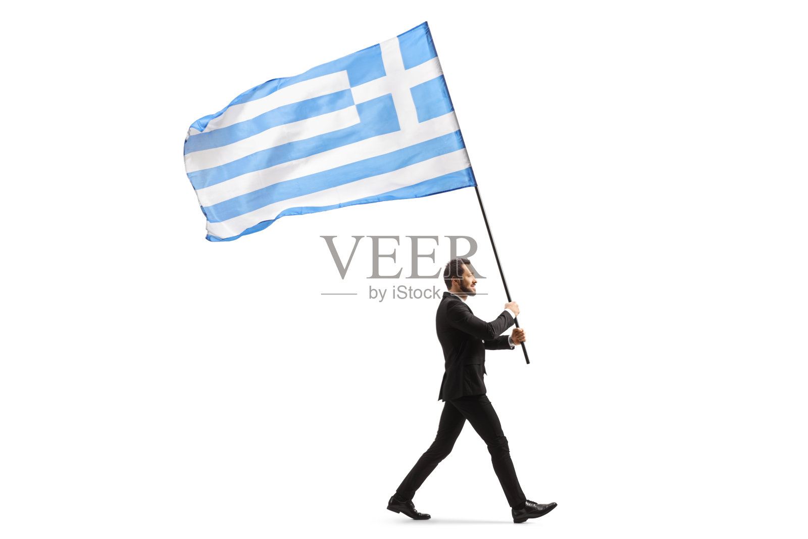 一名优雅的男士穿着西装，手持希腊国旗行走照片摄影图片