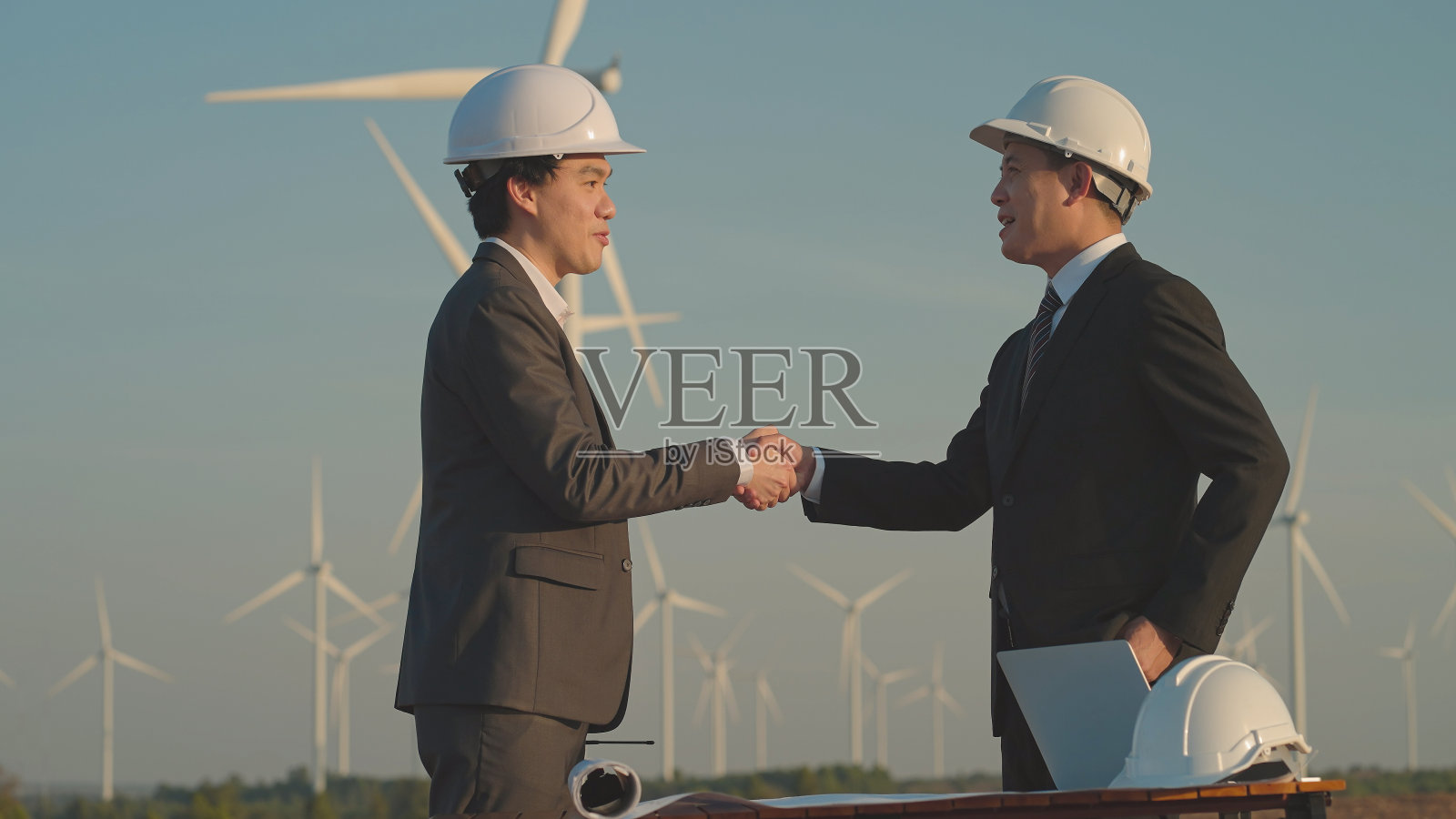 一个成功的风力涡轮机安装项目，握手。照片摄影图片