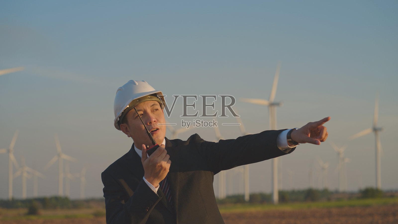 亚洲工程师使用对讲机照片摄影图片