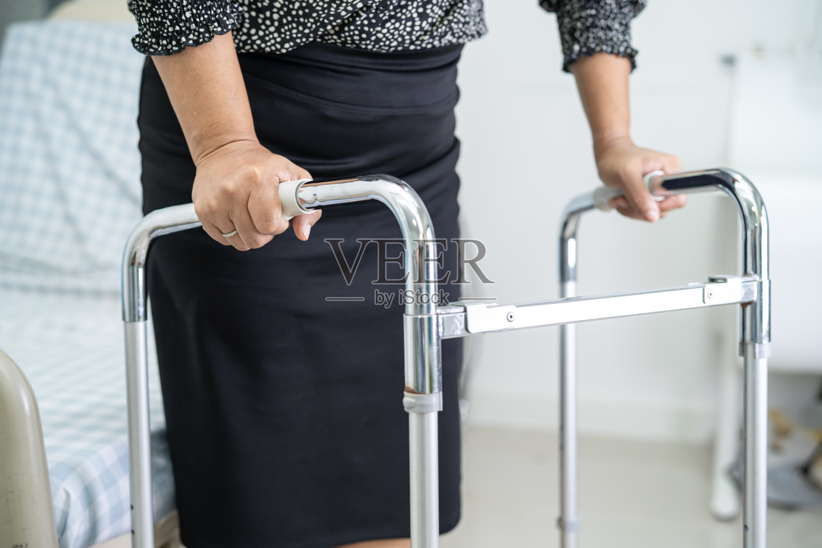 亚洲女士病人疼痛她的背部手腕矫形腰椎与沃克。照片摄影图片