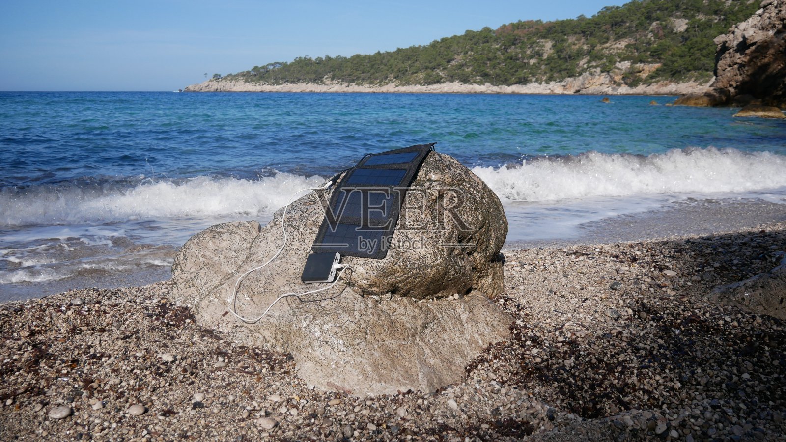 太阳能电池板向海边的能源银行充电。照片摄影图片