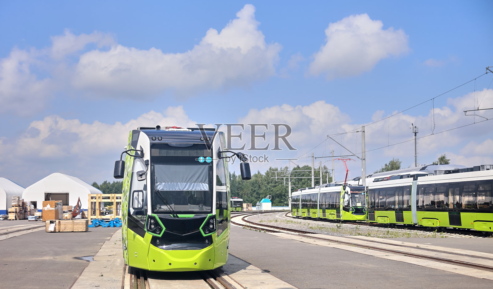 车厢组装厂内。生产车间用于生产高速列车。照片摄影图片