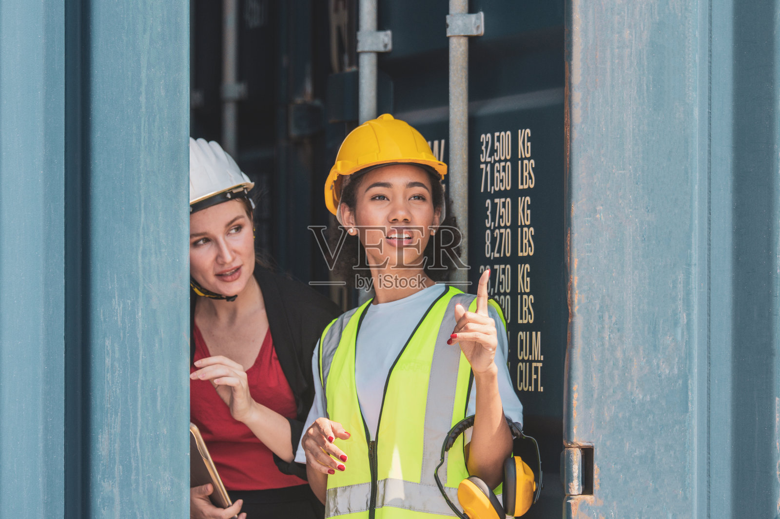 团队工作的美国妇女在国际船坞区工作与集装箱进出口递送服务照片摄影图片