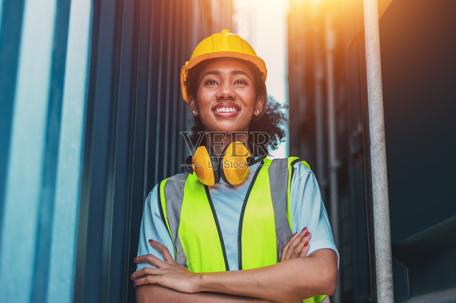 美国有色人种妇女在国际船坞区从事集装箱进出口运输服务照片摄影图片