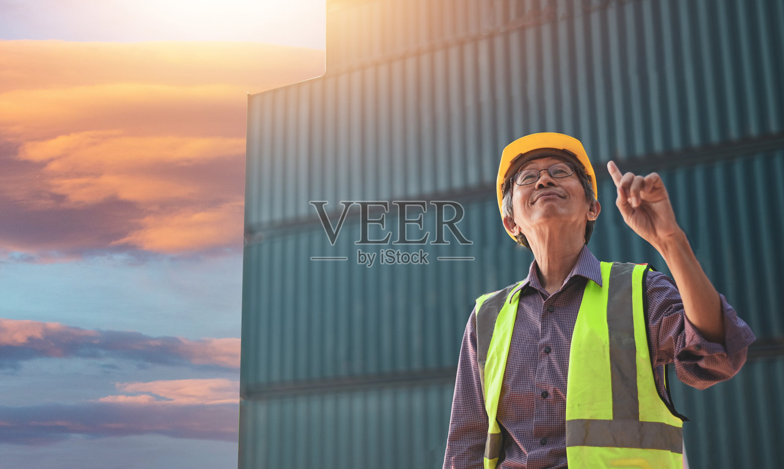 高级中国商人检查集装箱出口到世界各地的产品照片摄影图片