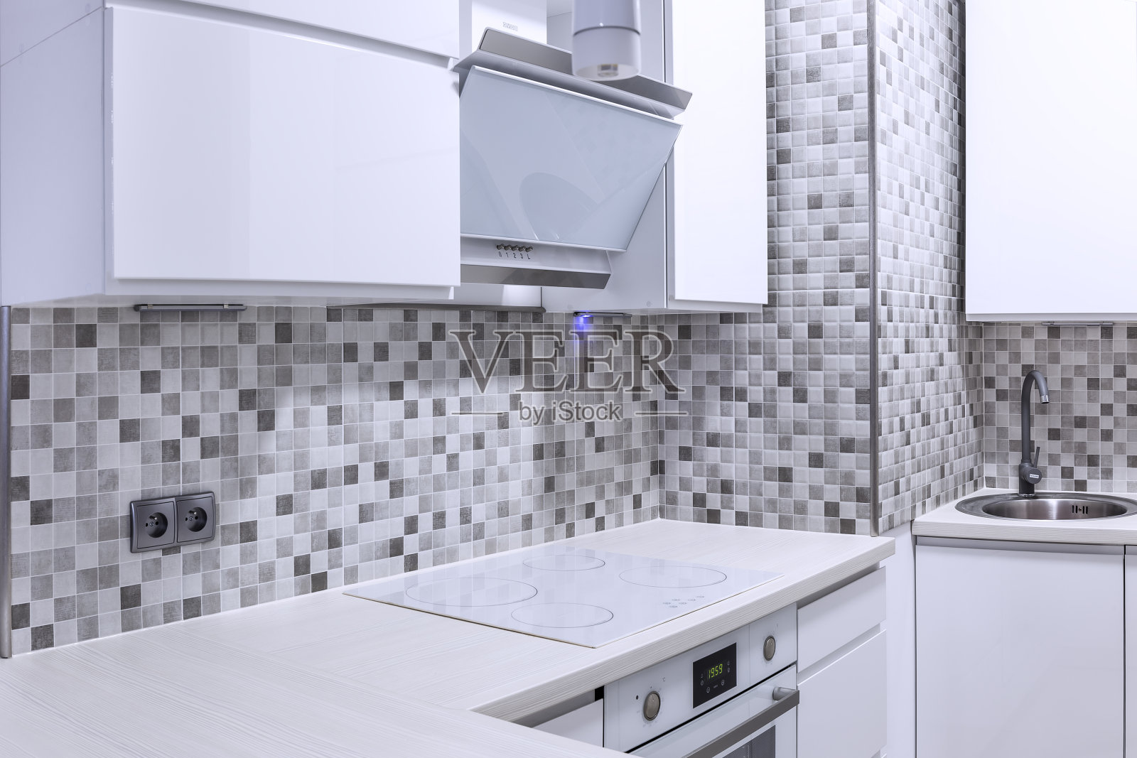 现代小公寓里的小厨房照片摄影图片