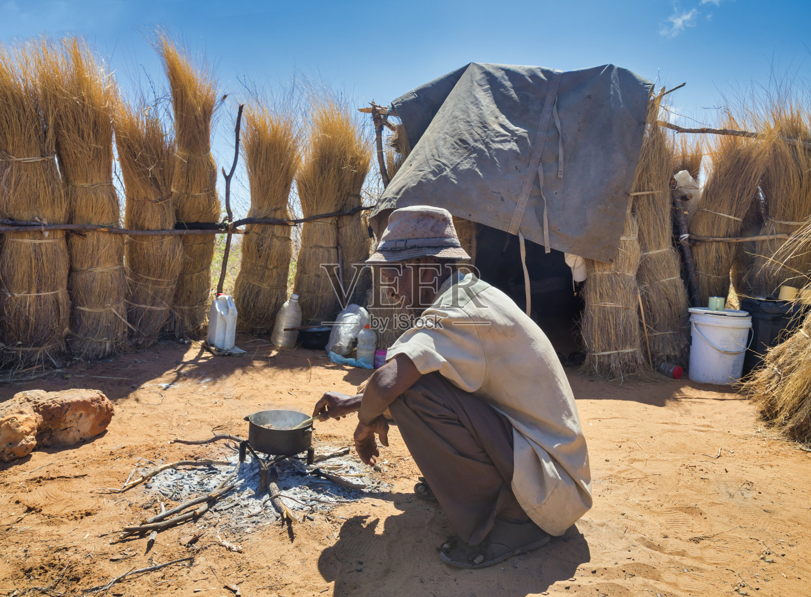 一个非洲村庄里的老人照片摄影图片