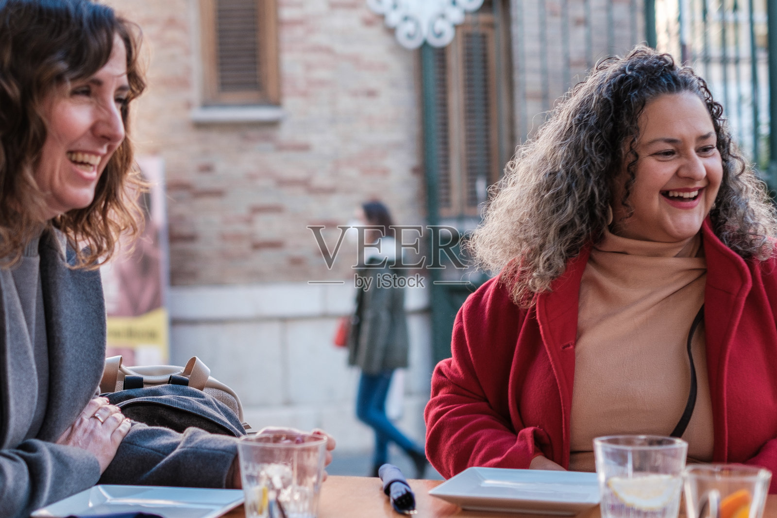 婴儿潮时期出生的女性在与女友们的庆祝活动中与朋友们一起快乐照片摄影图片