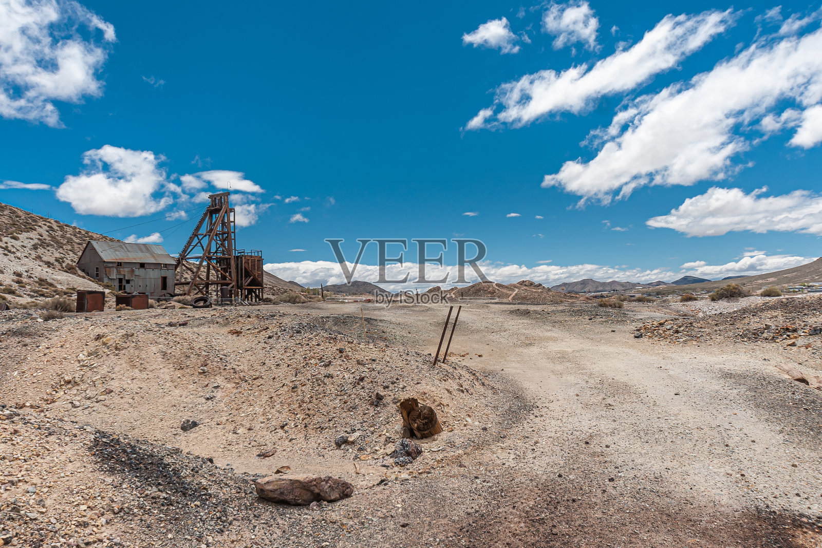美国内华达州托诺帕市废弃矿井的沙漠地面照片摄影图片