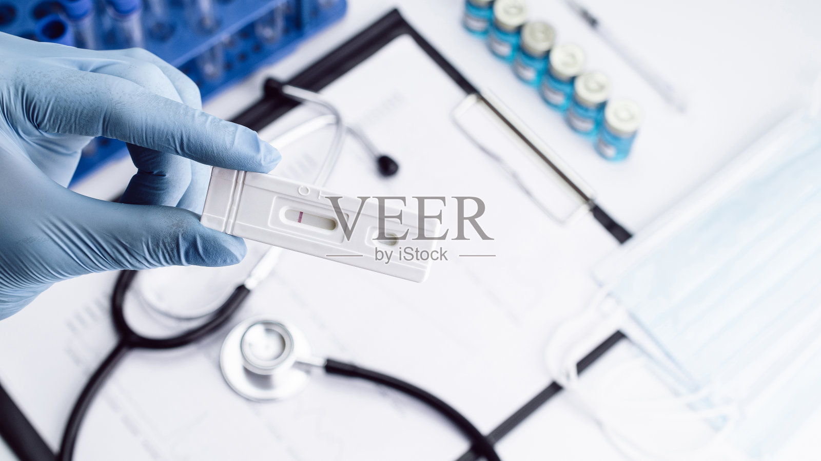 Covid抗原冠状病毒检测试剂盒。医生手持快速的新冠病毒医学测试。实验室医院实验室背景。COVID-19病毒疾病检测，冠状病毒危机。照片摄影图片