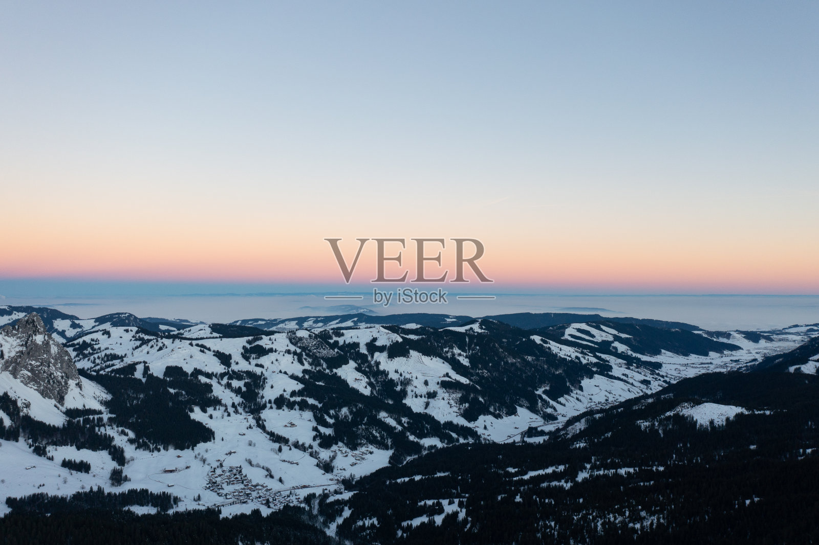 令人惊叹的日出，红色的天空和美丽的风景在瑞士的奇妙地区称为Mythenregion。美丽的山脉叫做Mythen，背景是史诗般的雾海。无人机拍摄的精彩照片。照片摄影图片