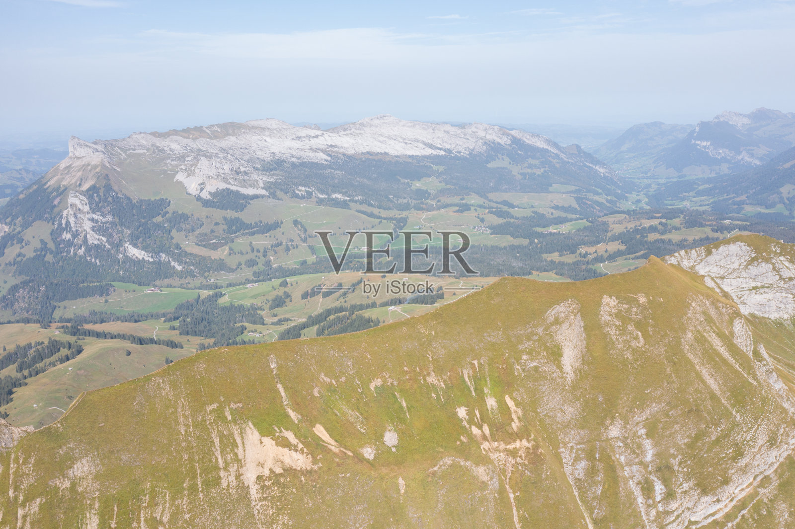 瑞士阿尔卑斯山的美丽风景。一架无人机在伯尔尼州美妙的风景上飞行。布里恩泽湖的壮丽景色。照片摄影图片