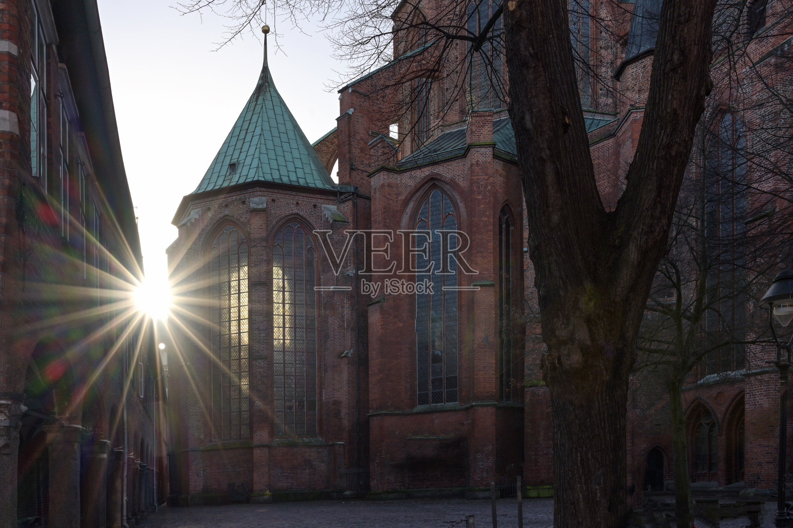 在德国吕贝克历史悠久的玛丽教堂(St. Mary's church)，一个著名的红砖长方形教堂，地标和旅游景点，复制空间，选定焦点照片摄影图片
