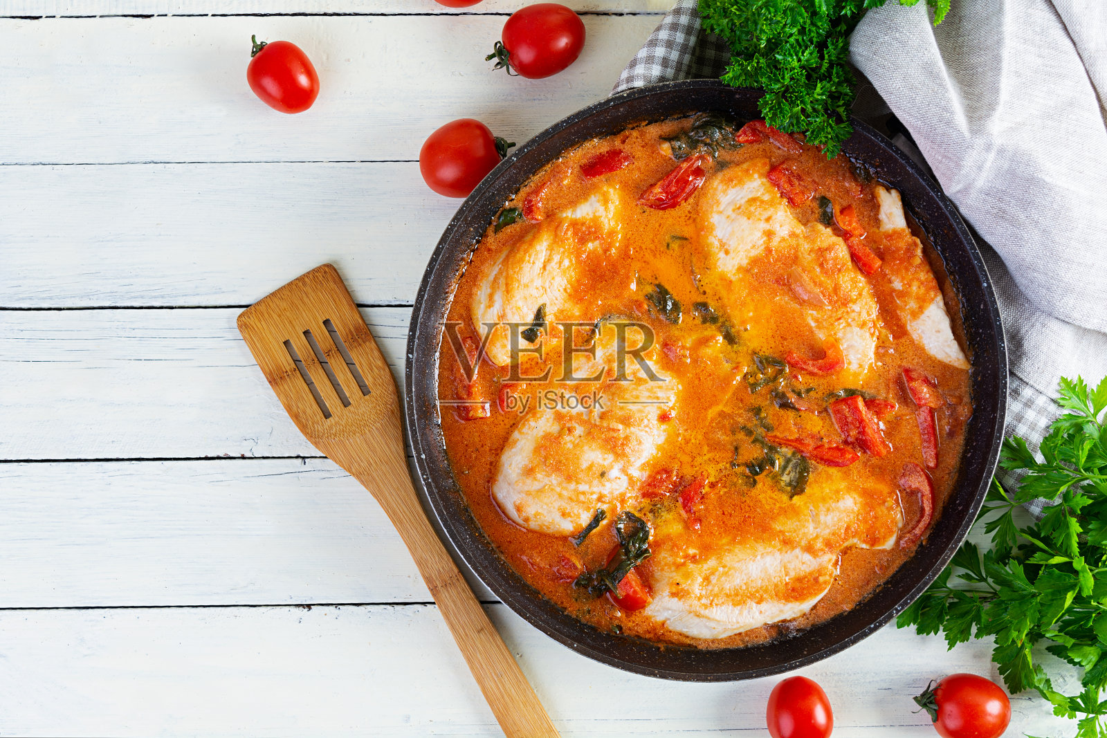 将鸡胸肉与番茄、胡椒粉、菠菜一起炖煮。俯视图照片摄影图片