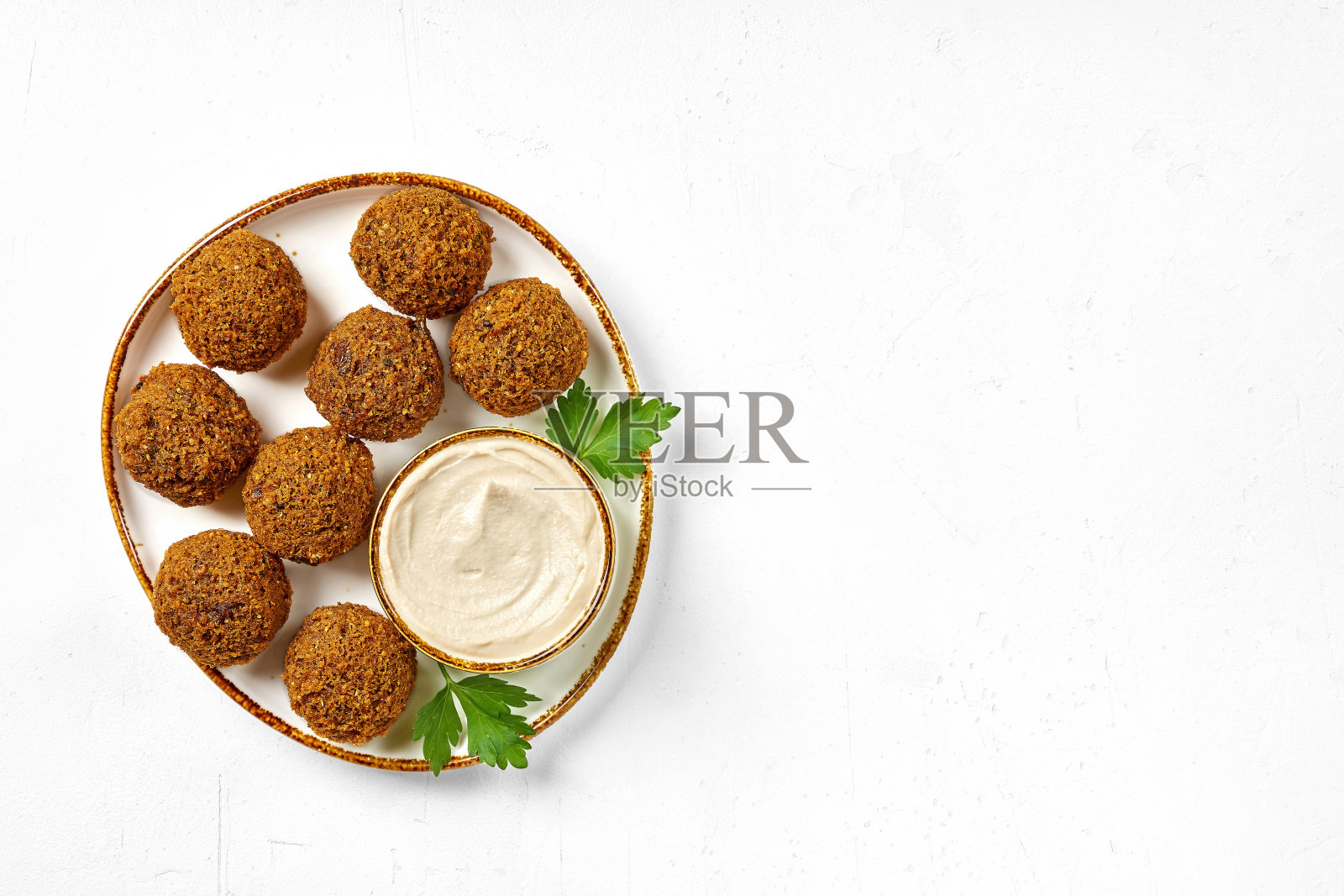 鹰嘴豆沙拉三明治配塔希尼酱照片摄影图片