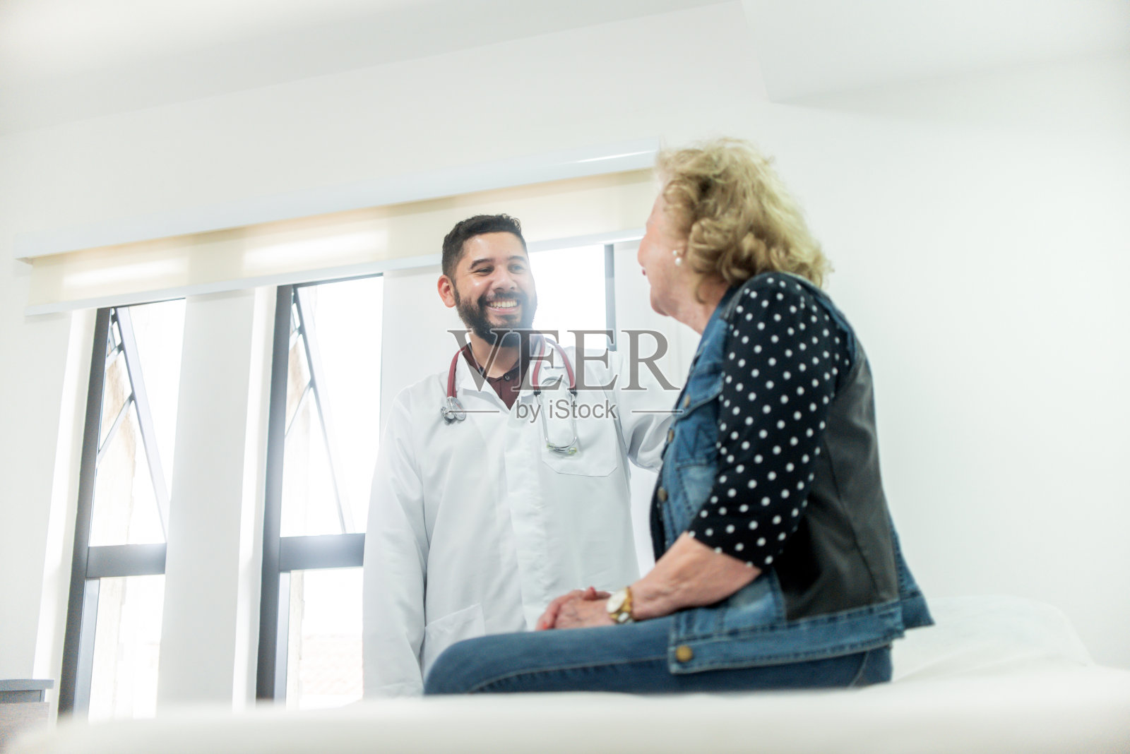 一位年长的女性在看医生照片摄影图片