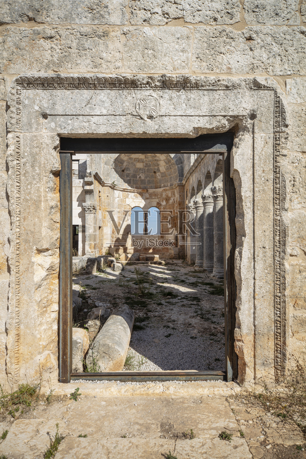 在梅尔辛的坎巴兹利教堂和奥尔巴古城照片摄影图片