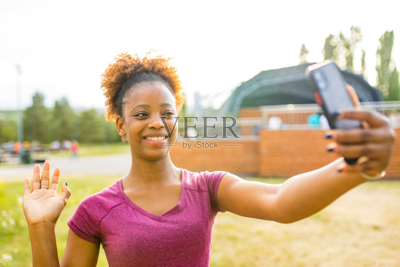 快乐的墨西哥女体育博主用三脚架上的相机记录户外健身训练照片摄影图片