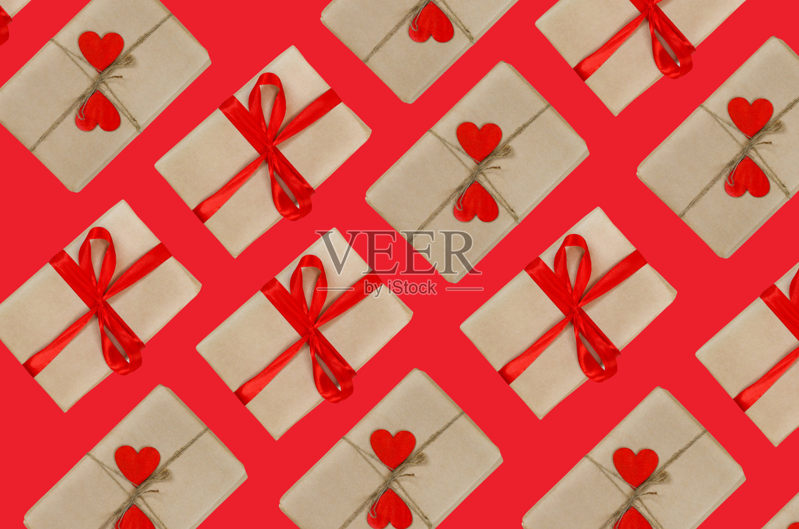 情人节背景与文本复制空间，节日礼盒与红丝带和木制装饰形状心，生态工艺包装和零浪费节日照片摄影图片