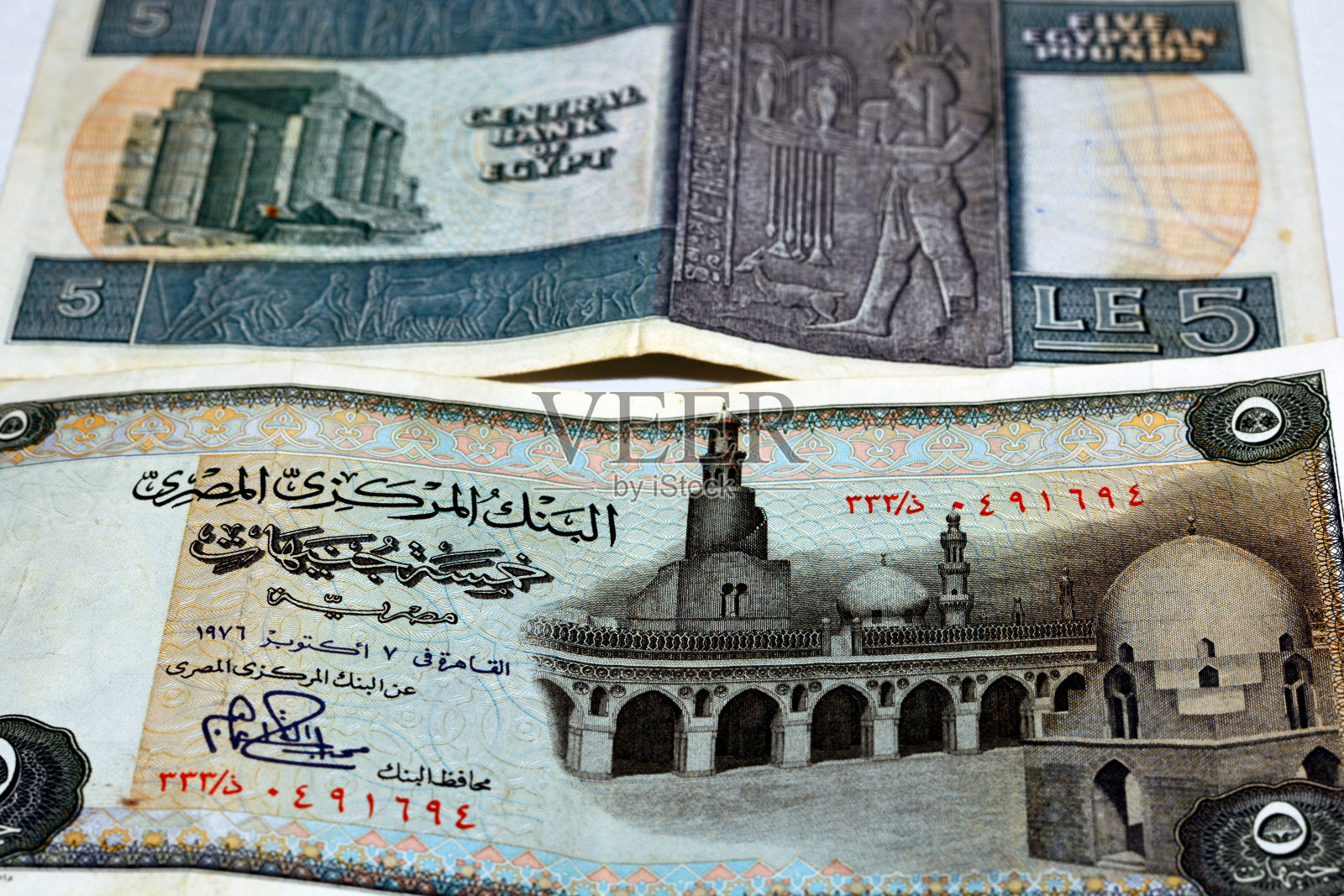 1976年版旧埃及5镑纸币，正面是伊本·图伦清真寺的图像，背面是哈皮的法老雕刻照片摄影图片
