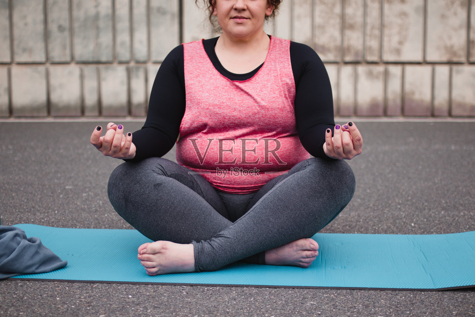 练习瑜伽和放松运动的女人照片摄影图片