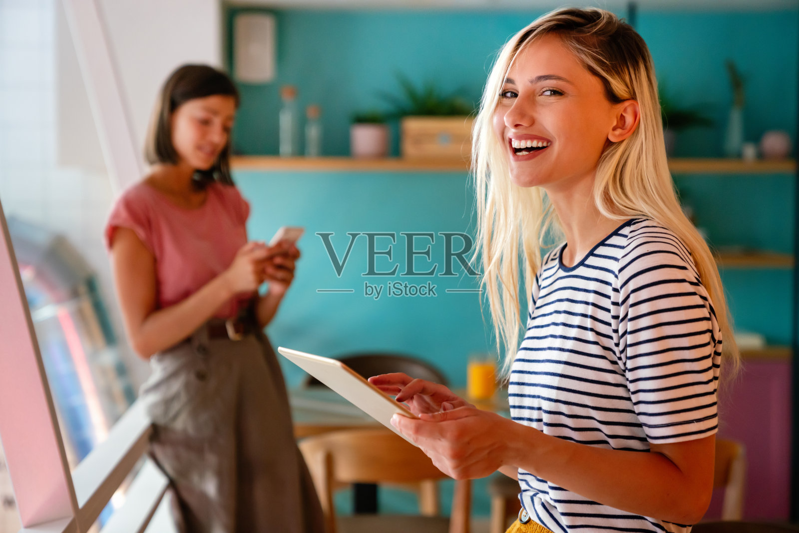 年轻兴奋的女人在数字设备上视频聊天的肖像。人民教育工作理念照片摄影图片