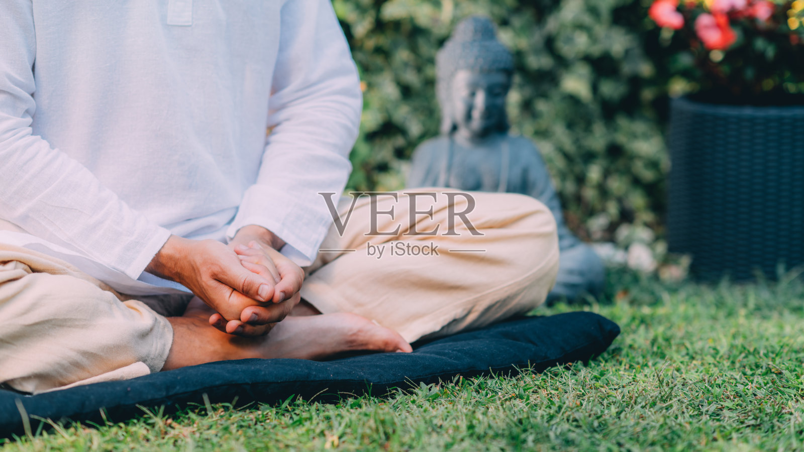 男子在户外冥想，双手合十，呈祈祷状。照片摄影图片