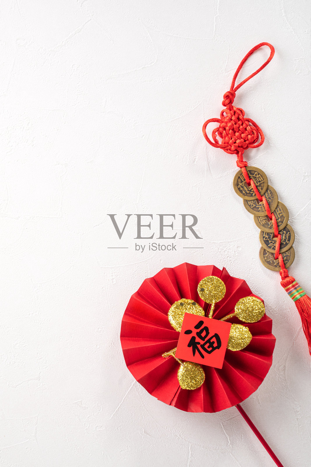 中国农历新年背景设计概念，以白梅花和节日装饰。照片摄影图片